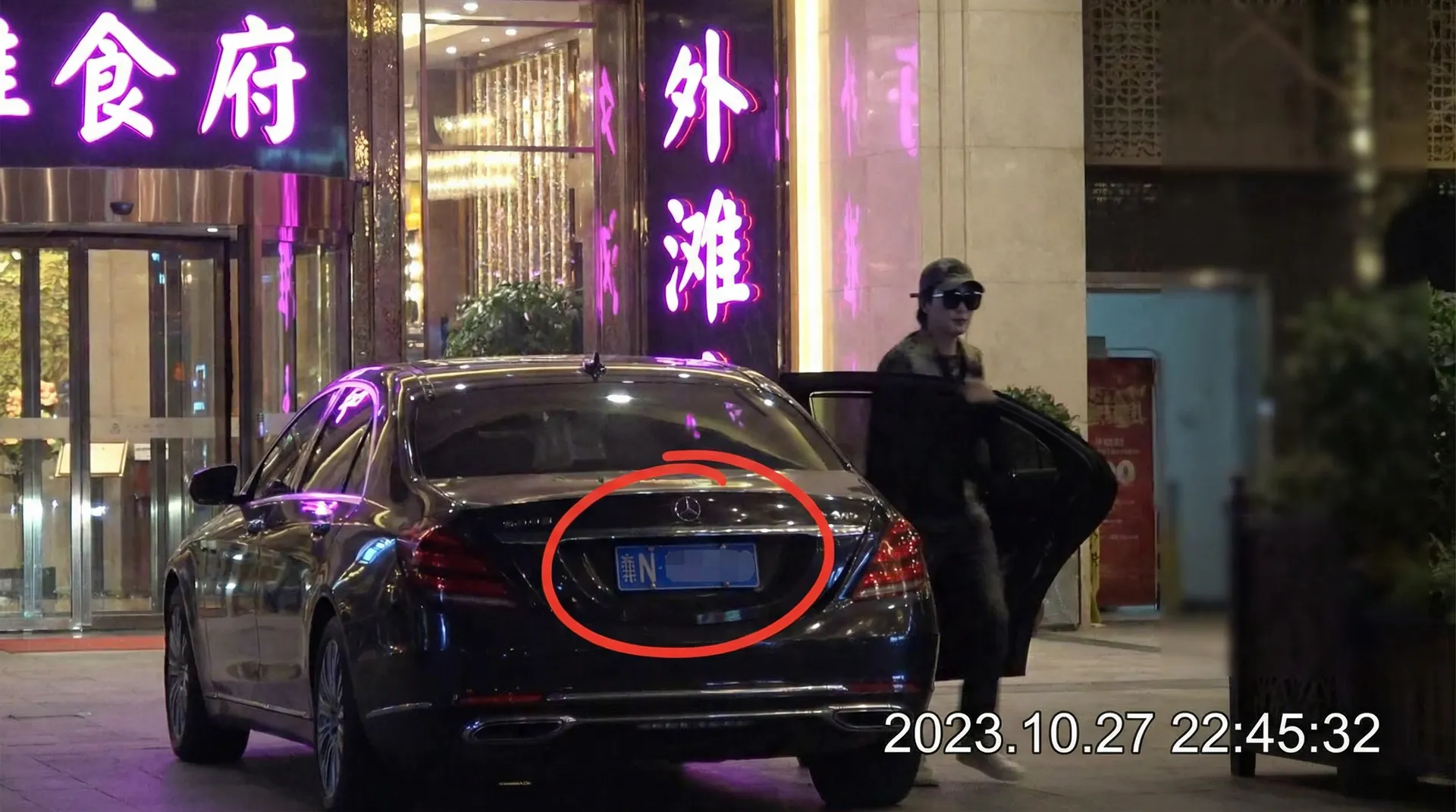 91浏览器 - 豪车餐厅外偷拍